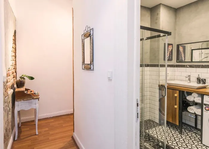 By Galata- Historical And Modern Апартаменты *